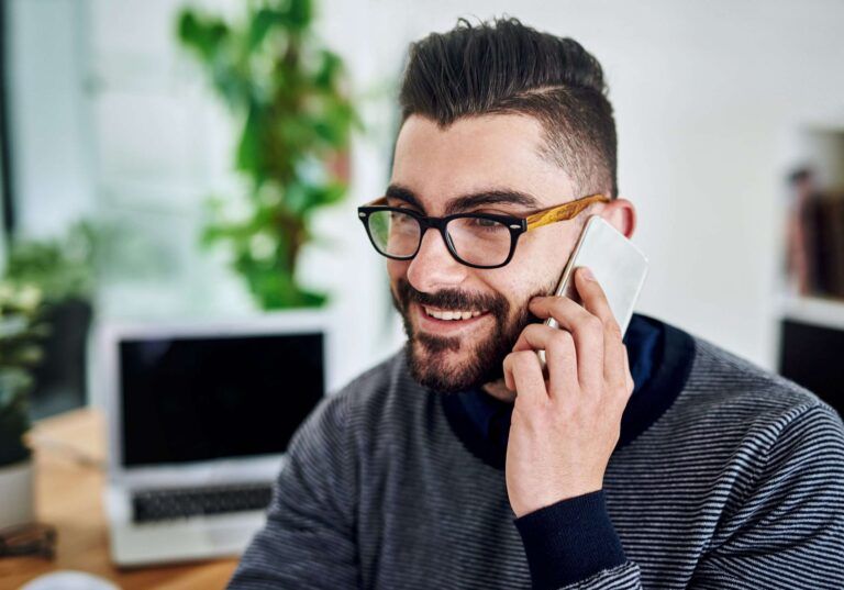 Mitarbeiter nimmt telefonische Anfrage zur Schadensabwicklung entgegen