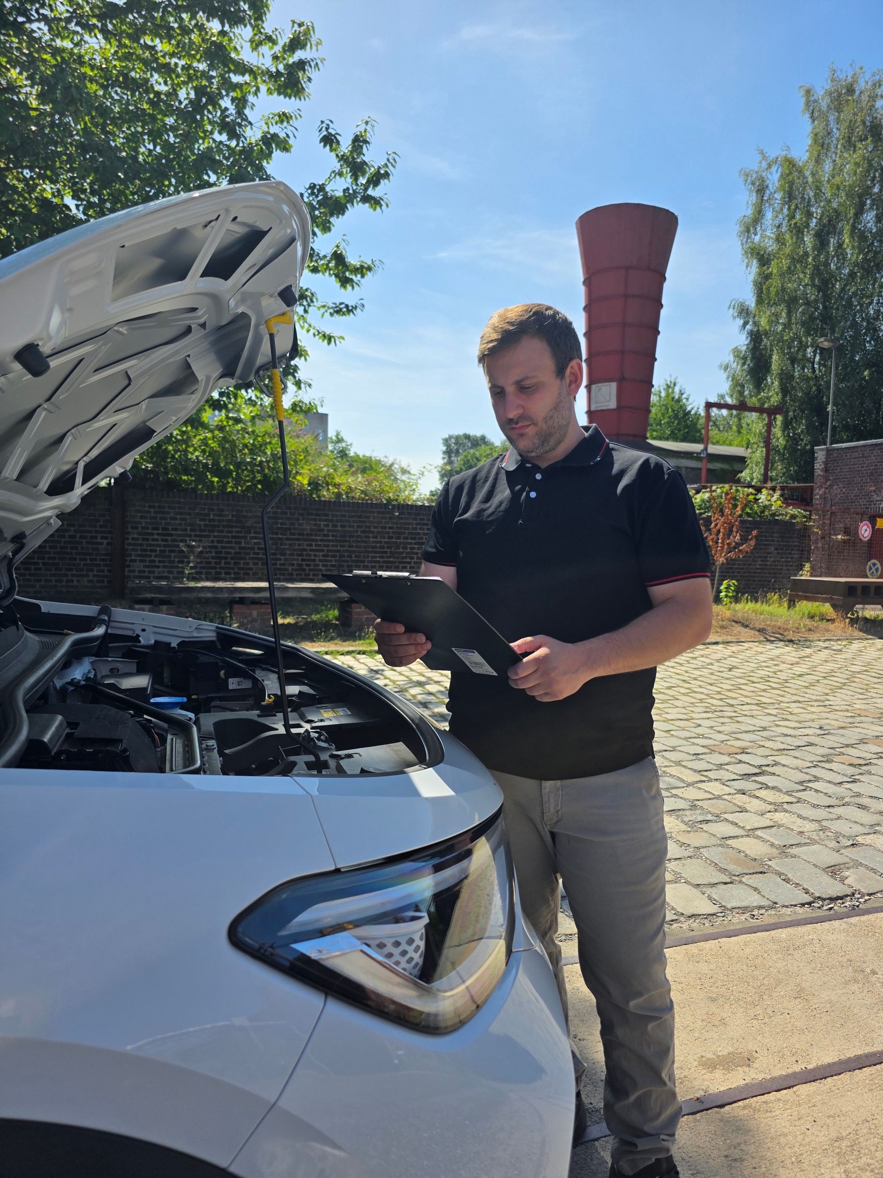 Kfz-Sachverständiger in Düsseldorf dokumentiert einen Fahrzeugschaden bei geöffneter Motorhaube