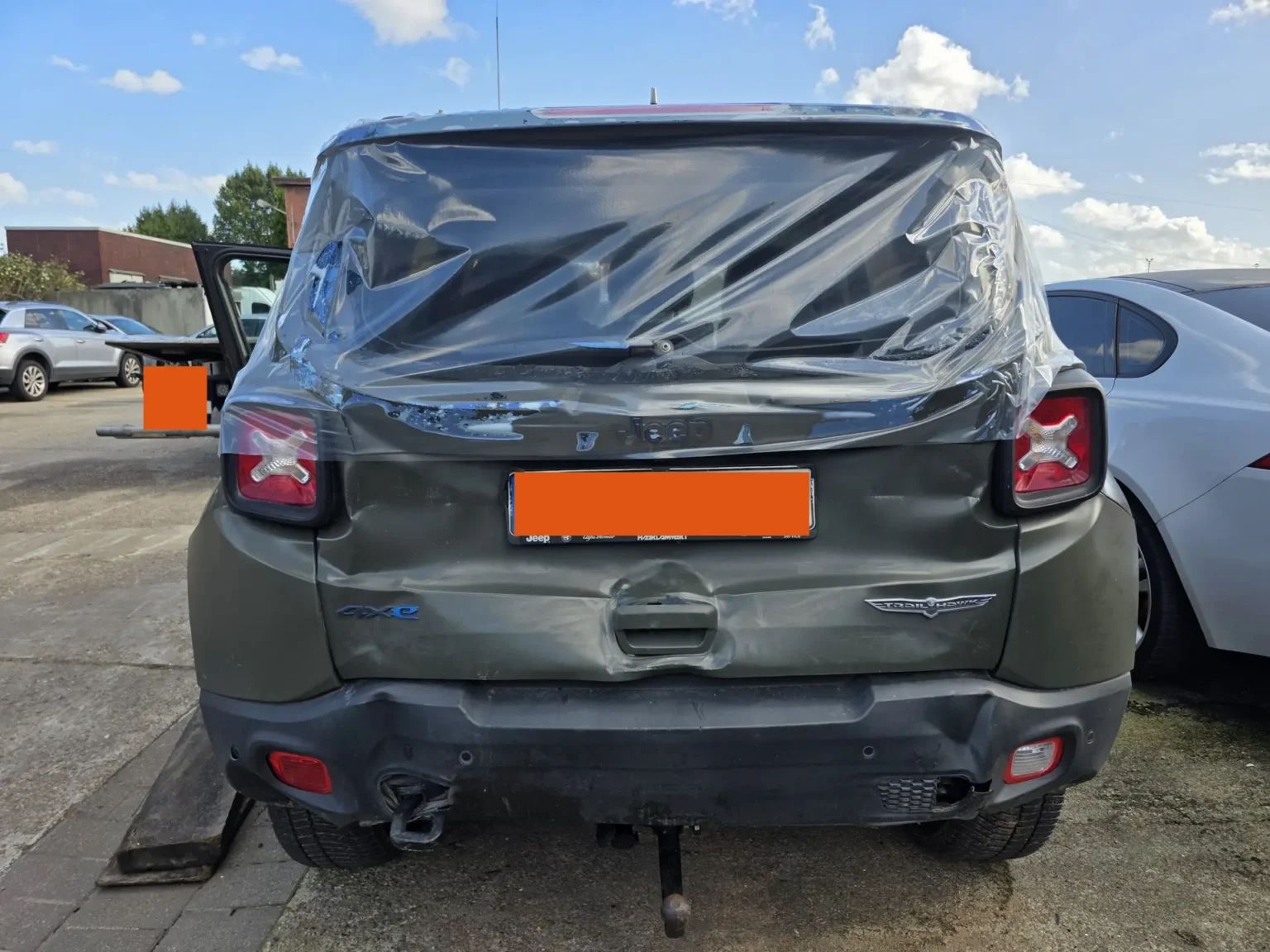 Massive Heckverformung nach einem Autobahn-Auffahrunfall mit einem Lkw