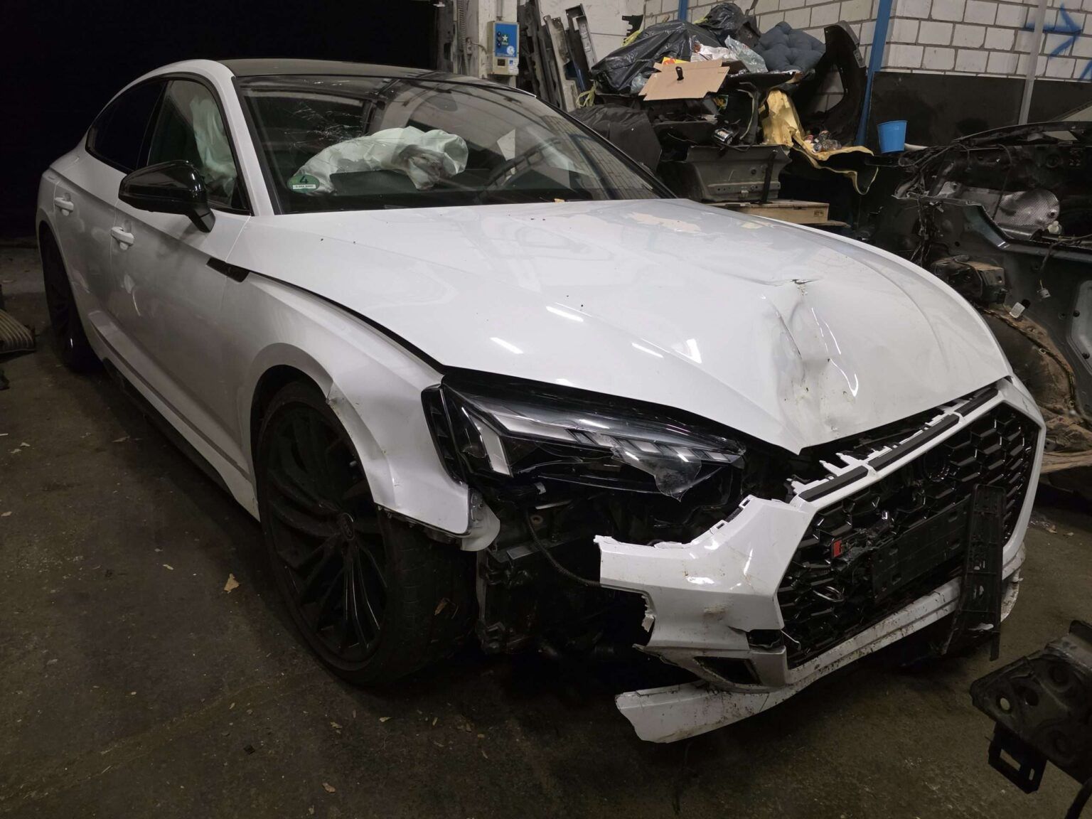 Massiver Frontschaden mit ausgelösten Airbags nach einem Kreuzungsunfall