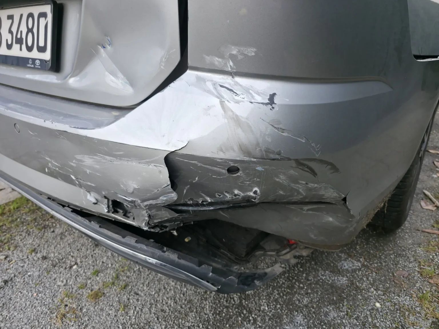 Gebrochener Heckstoßfänger und deformierte Heckklappe nach einem Auffahrunfall