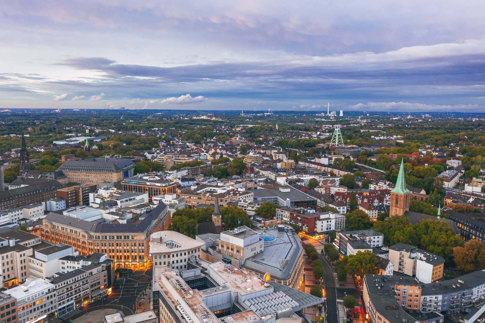 Luftaufnahme der Bochumer Innenstadt, im Hintergrund der Förderturm des Bergbau-Museums